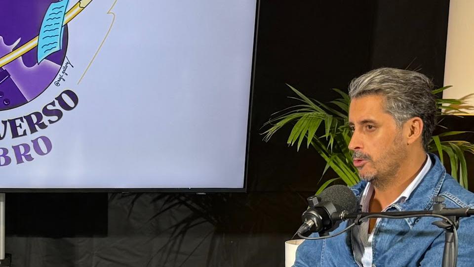 Luis Yeray Gutiérrez en el estudio de Universo Libro