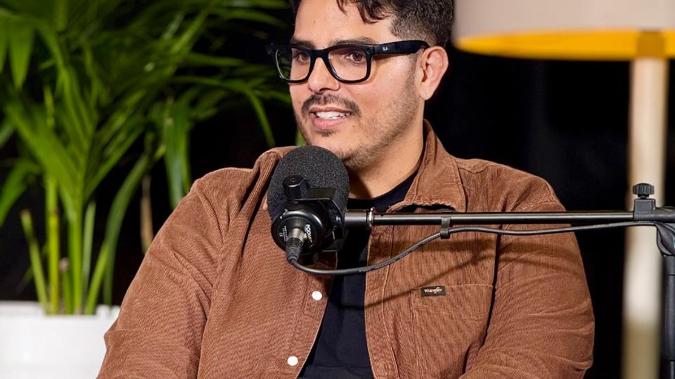 Dailos González en el estudio de Universo Libro