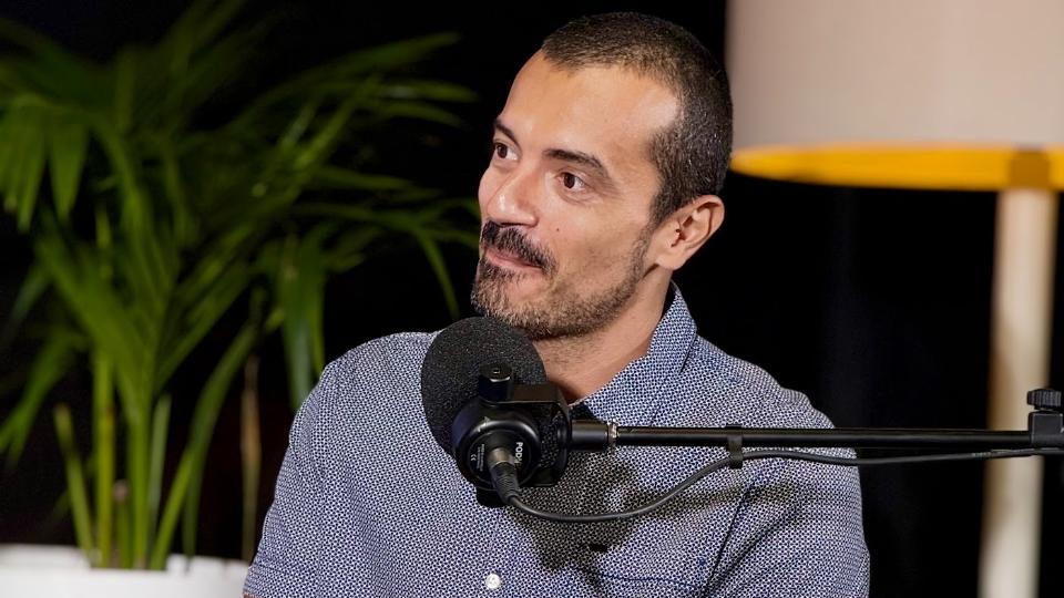 Alexander Noda en el estudio de Universo Libro