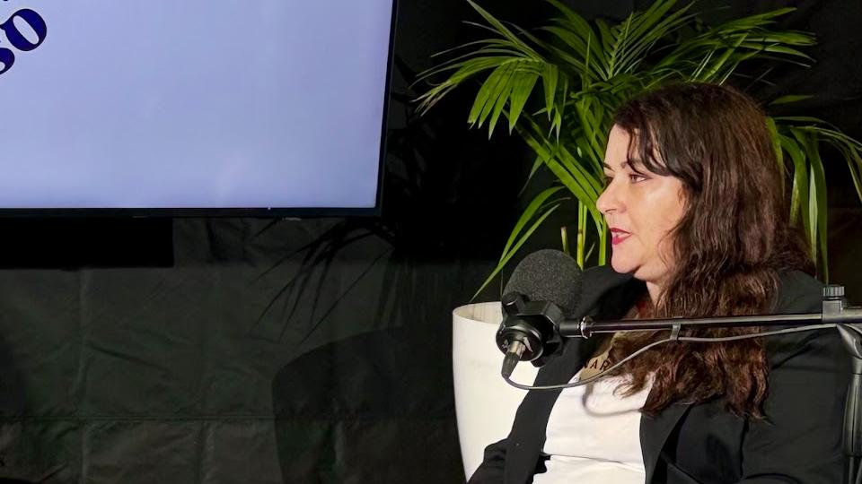Laura Delgado en el estudio de Universo Libro