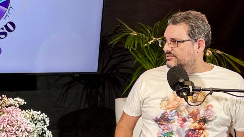 Iván Monzón López en el estudio de Universo Libro