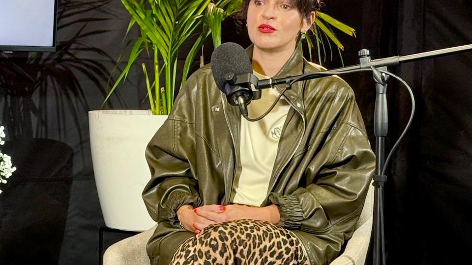 Almudena Cruz en el estudio de Universo Libro