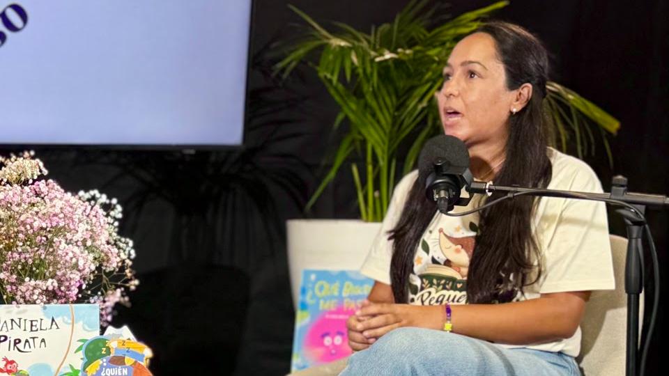 Vania Peñate en el estudio de Universo Libro