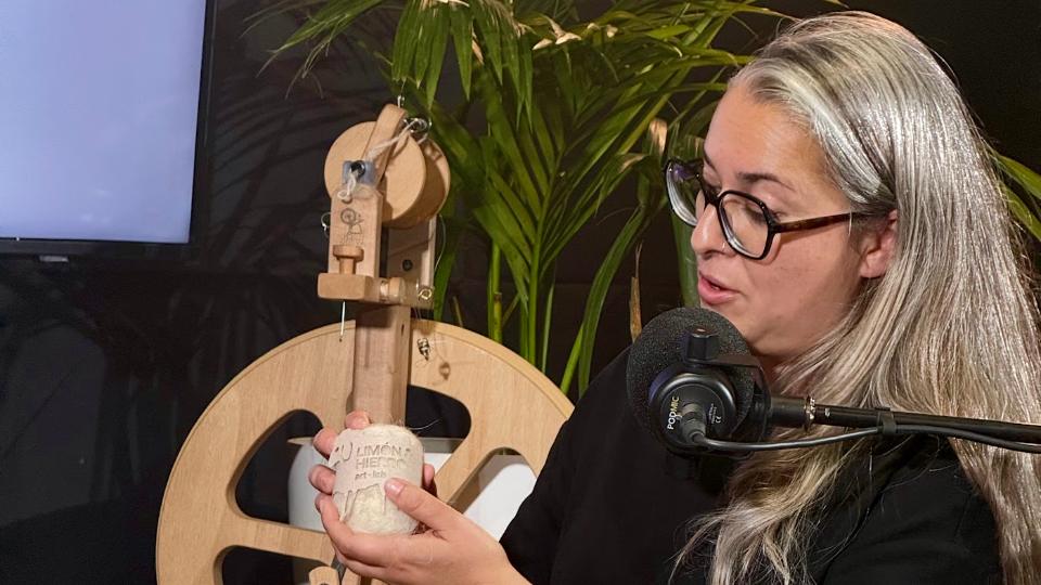 Bea Padrón en el estudio de Universo Libro