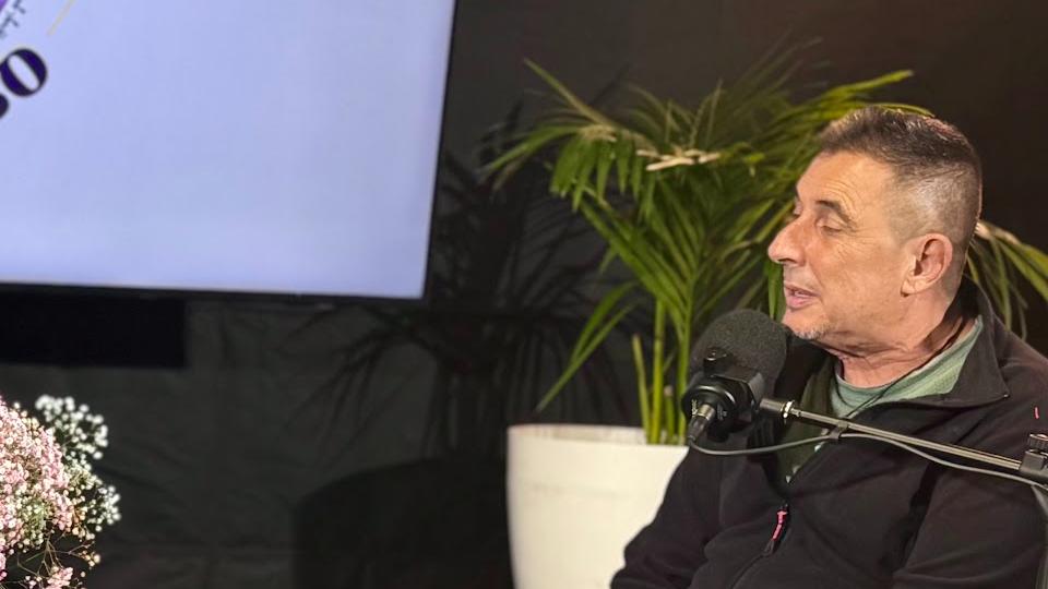 Roberto Toledo Palliser en el estudio de Universo Libro