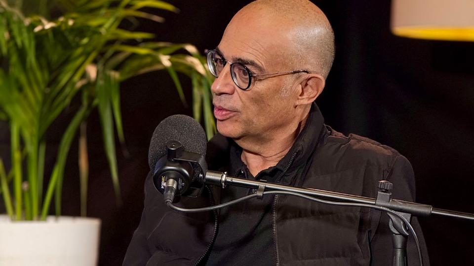 Coriolano González Montañez en el estudio de Universo Libro