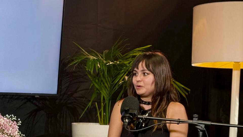 María Gómez García en el estudio de Universo Libro