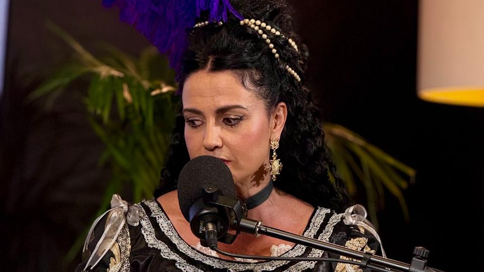 Clara Rufino en el estudio de Universo Libro