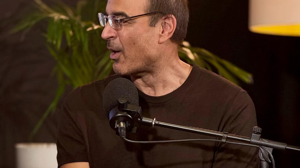 Pablo Martín Carbajal en el estudio de Universo Libro