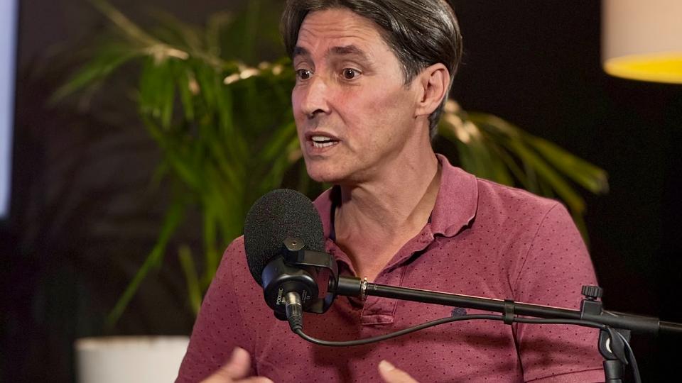 Alejandro Santana Yebri en el estudio de Universo Libro